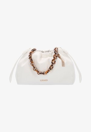 Bolso de cuero blanco con forma redondeada, cierre de cordón y asa de cadena de carey. Cuenta con un logo dorado en el frente.