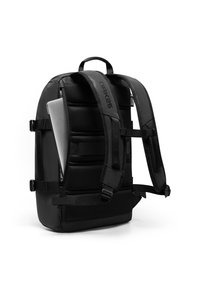 Fekete hátizsák tartós anyagból, párnázott részekkel, hálós pántokkal és oldalsó rekesszel a laptop számára. Minimalista dizájn.