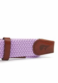 Cintura intrecciata in lavanda con un accento in pelle marrone e logo, che presenta un design intrecciato testurizzato e una linguetta finale in pelle liscia.