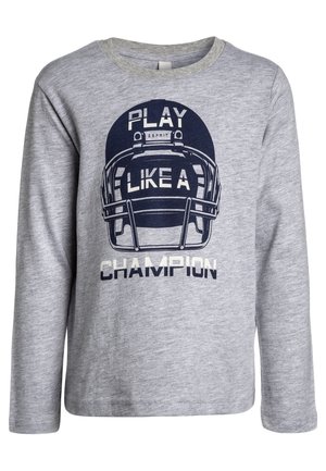 Lysegrå langærmet skjorte med et marineblåt fodboldhjelm-grafik og teksten "SPIL SOM EN MESTER" trykt på forsiden.