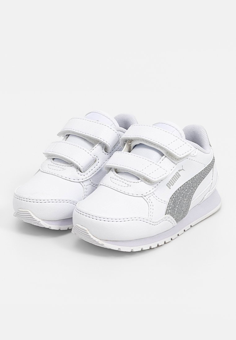 Sneakers bianchi per bambini con due fasce in velcro, dettagli laterali argentati testurizzati, materiale sintetico liscio e colletto imbottito per il comfort.