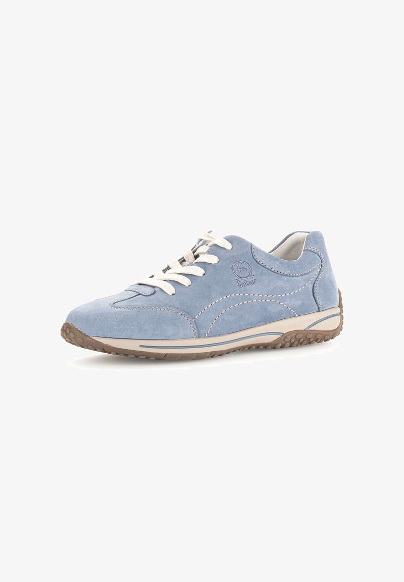 Blauwe suede sneaker met witte veters, ronde neus, subtiele stikdetails en een getextureerde rubberen zool voor grip.