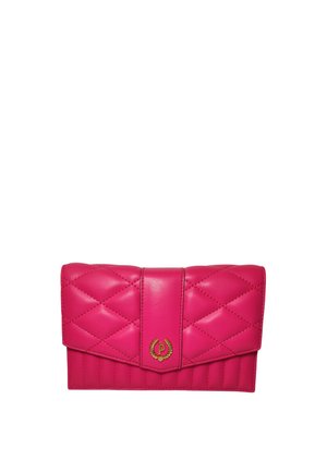 Borsa clutch in pelle trapuntata di colore rosa acceso con chiusura a patta e emblema dorato con una "P" circondata da una corona di alloro.