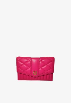 Borsa clutch in pelle trapuntata di colore rosa acceso con chiusura a patta e emblema dorato con una "P" circondata da una corona di alloro.