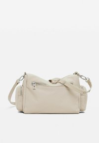 Borsa a spalla beige realizzata in materiale liscio, con chiusura a zip, due tasche laterali e una tracolla regolabile con dettagli metallici.