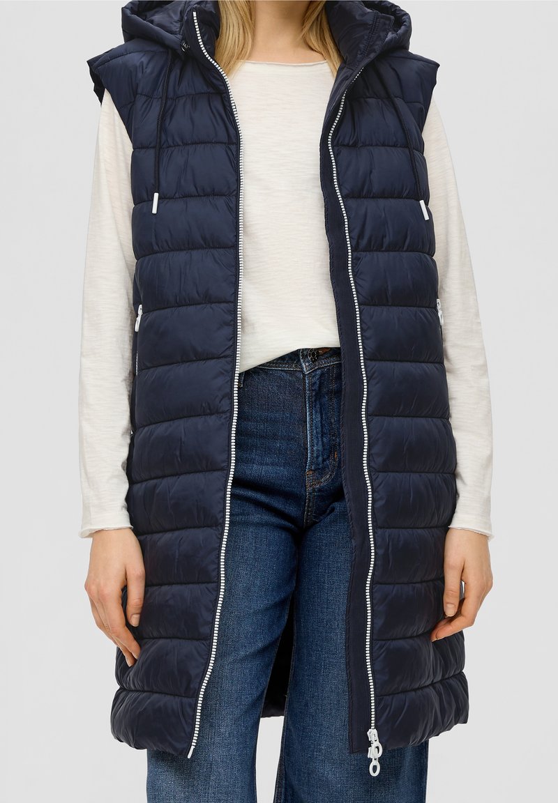 Marineblaue ärmellose Steppweste mit Frontreißverschluss, Kapuze und vertikalem Steppmuster. Verfügt über zwei Seitentaschen und kontrastierende Reißverschlussdetails.