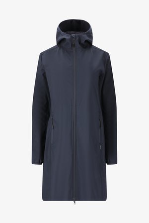 Veste imperméable bleu marine avec fermeture éclair intégrale, col haut et deux poches zippées. Texture lisse, manches longues et capuche pour une protection supplémentaire.