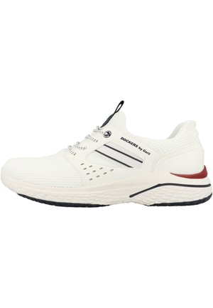 Scarpa da ginnastica bianca con suola nera, tomaia in mesh traspirante, strisce nere e grigie, marchio "Dockers by Gerli" e accento rosso sul tallone.