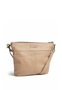 Borsa a tracolla in pelle beige con zip superiore, dotata di una tasca frontale piatta e cintura regolabile. Superficie testurizzata con cuciture visibili.