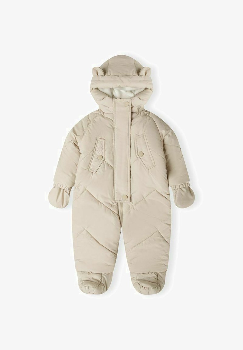Beige gewatteerde sneeuwoverall met capuchon, berenoren en knopen aan de voorkant. Kenmerkt zich door een diagonale quilt-patroon, twee voorkanthandzakken en afneembare wanten.