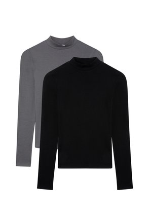 Due maglioni a maniche lunghe con colletto alto in tessuto a coste; uno di colore grigio scuro e l'altro nero uniforme. Entrambi presentano un design aderente e un collo alto.
