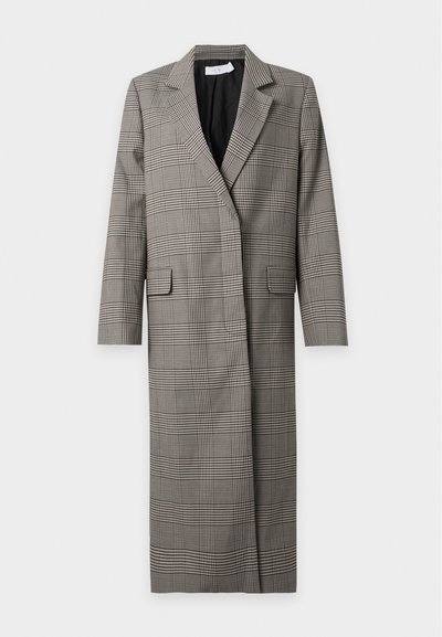 Long manteau à carreaux gris et noir avec revers, deux poches avant à rabat et manches longues sur fond blanc.