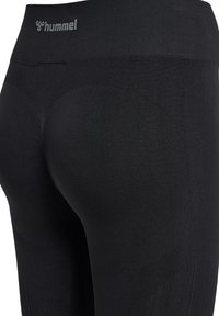 Czarne bezszwowe legginsy z wysokim stanem, z subtelnym logo hummel na tylnej gumce w pasie.