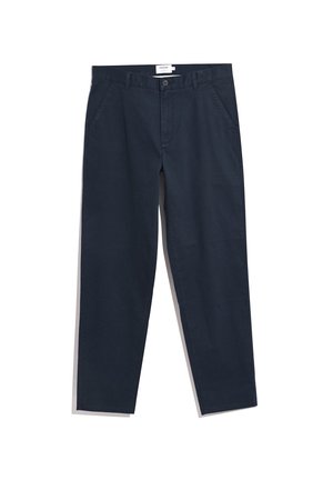 Pantalons en coton bleu marine à coupe droite, dotés de poches avant et d'une fermeture à bouton. Texture lisse avec des accents minimaux.