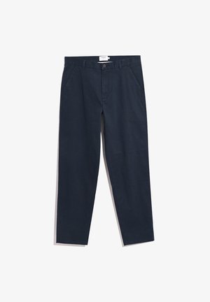 Marineblauwe katoenen broeken met een rechte pijpdesign, voorzien van voorzakken en een knoopsluiting. Gladde textuur met minimale accenten.