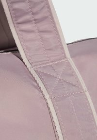 Correa de bolso en tela texturizada de color lavanda claro, con costuras blancas contrastantes y un fuerte patrón de tejido diagonal para mayor durabilidad.