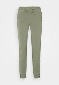 Lichtgroene broek van zacht materiaal, met een elastische tailleband, zijritsen en knoopaccenten aan de zoom.