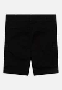 Shorts cargo noirs en tissu résistant, avec deux poches arrière et des poches latérales, dotés d'une coupe droite et de détails cousus.