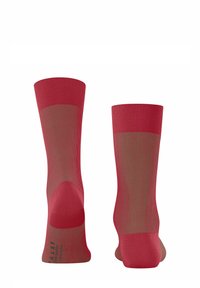 Rote Socken mit einem gerippten Design, das hellere Streifen aufweist. Der obere Teil hat eine einfarbige Gestaltung, während der Fußbereich verstärkt ist.