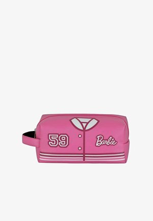 Rosa Kosmetiktasche in Anlehnung an ein Baseball-Trikot, mit weißen Akzenten, Grafiken von "59" und "Barbie", mit einem Reißverschluss und einem seitlichen Griff.