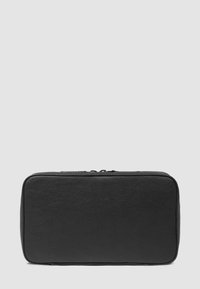 Bustina rettangolare in pelle nera con bordi arrotondati e chiusura con cerniera nella parte superiore, mostrata su uno sfondo grigio chiaro uniforme.