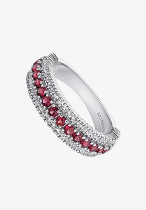 Anillo de plata con tres filas de cristales rojos y transparentes, con un detallado intrincado a lo largo de la banda y un interior suave y pulido.