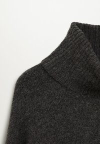 Pull en maille gris foncé avec un col côtelé et une texture douce. Présente une coupe décontractée et un design d'épaule sans couture.
