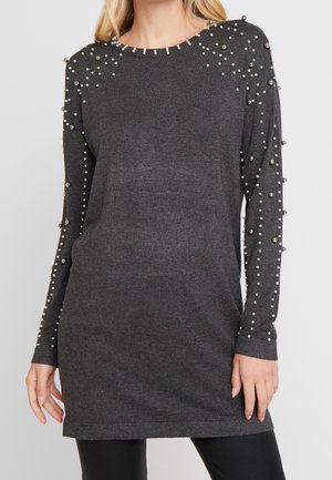 Mørkegrå langærmet sweaterkjole med rund halsudskæring, pyntet med små og store sølvfarvede perle-lignende perler på ærmer og skuldre.