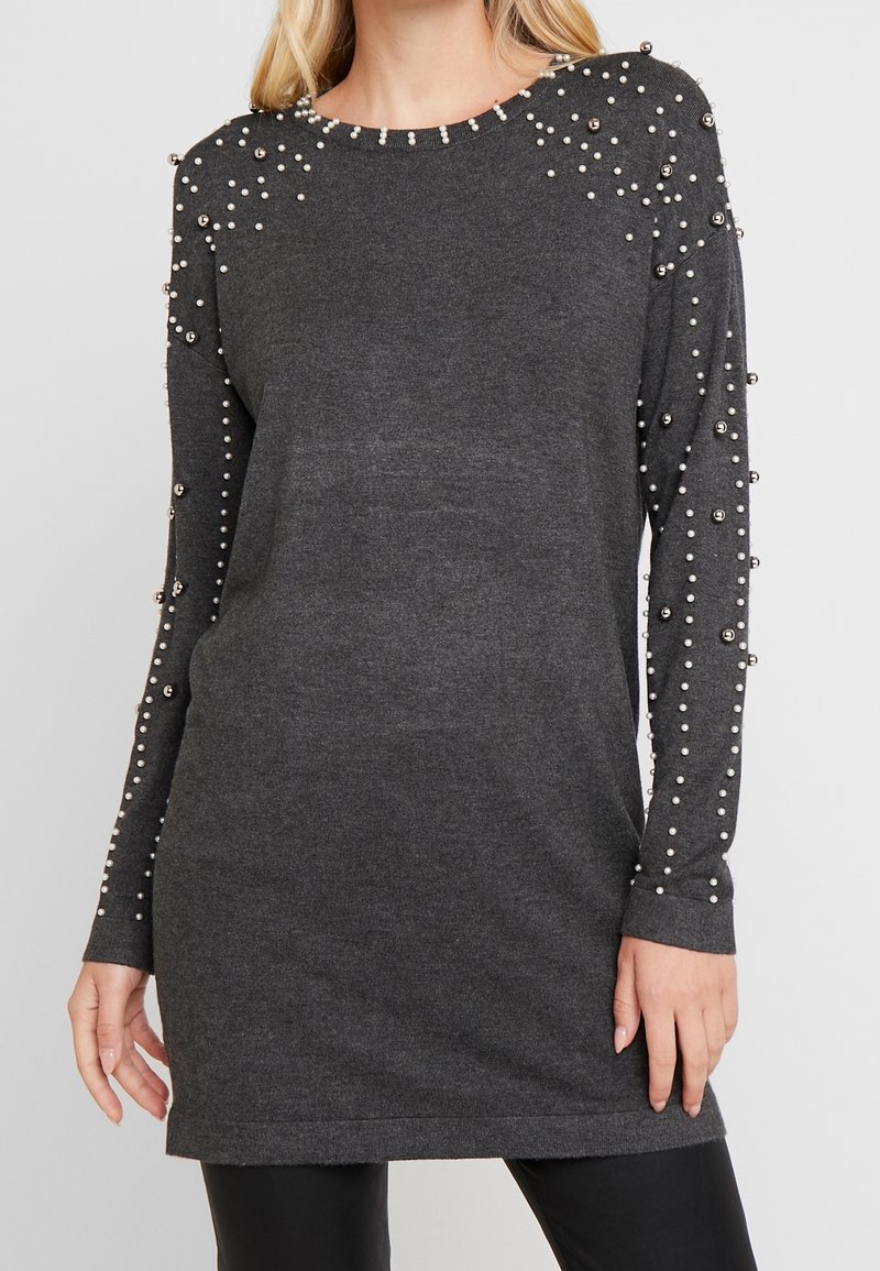 Robe-pull à manches longues gris foncé avec encolure ronde, ornée de petites et grandes perles argentées similaires à des perles sur les manches et les épaules.