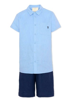 Camicia azzurra a maniche corte con bottoni, colletto e taschino sul petto, abbinata a pantaloncini blu scuro fino al ginocchio.