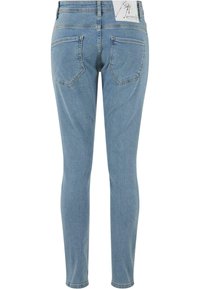 Világoskék farmer skinny nadrág, közepes derékkal, két hátsó zsebbel és minimális varrási részletekkel. Sima textúra, klasszikus szabás.