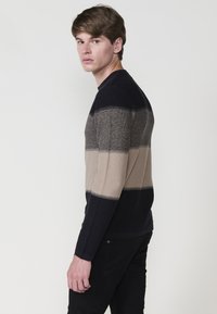 Strickpullover mit horizontalen Streifen in Marineblau, Grau und Beige. Crew-Neck-Design mit gerippten Bündchen, hergestellt aus weichem, texturiertem Material.