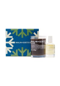 Das Malin+Goetz Produktset enthält eine Kerze in dunklem Glas und ein leichtes Öl, beide mit der Aufschrift „Cannabis“ versehen. Verpackt in einer blauen Schachtel mit grünem Schneeflockendesign.