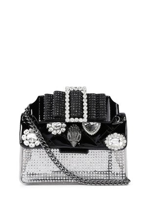 Zwarte handtas van lakleer met een transparante bodem, versierd met rhinestones en een met juwelen bezette gesp bovenop. Voorzien van een kettingriem.