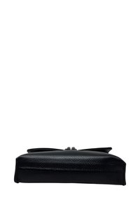 Czarna skórzana torebka o gładkiej fakturze, prostokątnym kształcie i ozdobnym kokardzie na górze. Zamek błyskawiczny wzdłuż górnej krawędzi.