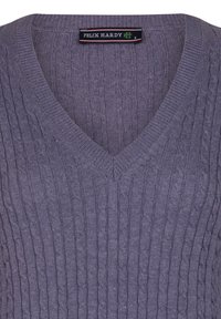 V-Ausschnitt Strickpullover in einem gedämpften lila Farbton, mit einem Zopfmuster und einer weichen Textur. Etikett trägt die Aufschrift "FELIX HARDY", Größe S.