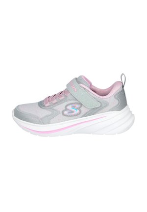 Zapatilla deportiva infantil gris y rosa con tira de velcro, logo holográfico "S", suela acolchada y lengüeta en el talón.