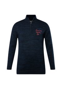 Mörkblå zip-up tröja med strukturerat mönster. Har en upprätt krage och en broderad fras "Rym från det vardagliga livet."