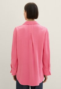 TOM TAILOR OVERSIZED MIT STRUKTUR - Button-down blouse - carmine pink