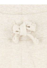 Hellbeige Sweatpants mit einer strukturierten Kordel und einem geknoteten Ende, gefertigt aus weichem, gestricktem Stoff mit einem dezenten Muster.