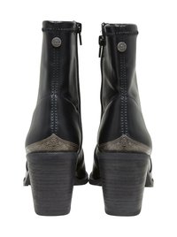 Botas de cuero negras hasta el tobillo con cierre de cremallera, tacones de bloque de madera y acentos metálicos decorativos en la parte trasera. Textura suave y diseño ajustado.