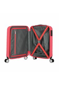 Valigia rigida rossa con interno grigio, tasca con cerniera e cinturini regolabili. Quattro ruote per una facile manovrabilità. Design completamente aperto.