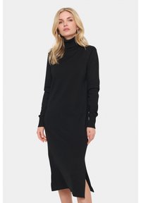 Černé šaty s rolákem vyrobené z strukturované tkaniny, s dlouhými rukávy, bočními rozparky a přiléhavým střihem. Hladká textura a minimalistický design.