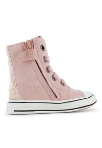 Roze suède high-top sneaker met een getextureerd lichtroze zijpaneel, witte zool, zilveren veters en een zijrits voor gemakkelijke toegang.