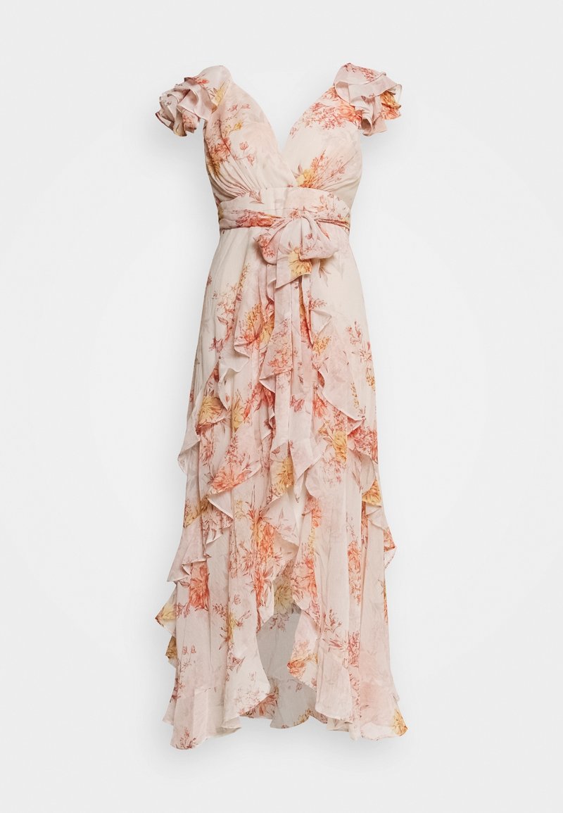 Robe maxi fleurie en tissu rose pâle avec des manches volantées, un bustier ajusté et une taille nouée, présentant une jupe superposée avec un ourlet asymétrique.