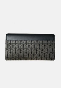 Clutch de cuero negro con un textil gris estampado que presenta motivos de hojas simétricas; textura suave con forma rectangular plana.