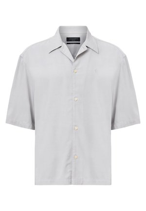 Camisa de manga corta gris claro hecha de una tela suave, con cuello puntiagudo, cierre de botón en la parte delantera y un discreto bordado del logo en el pecho.