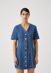 ONLY Petite - ONLKARLA V NECK DRESS  - Džinsinė suknelė - medium blue denim Miniatiūros vaizdas 1