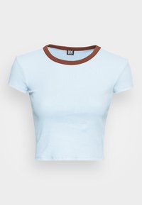 Světle modrý žebrovaný crop top s hnědým žebrovaným výstřihem a krátkými rukávy, s těsným střihem a bez viditelných vzorů.