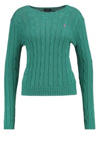 Grön stickad tröja med kabelmönster, rund halsringning och långa ärmar. Har ribbade mudd och nederkant, med en liten logotypdetalj.